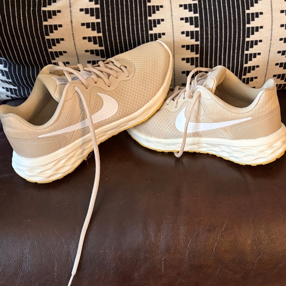Nike Women's Beige and White Athletic Running Shoes